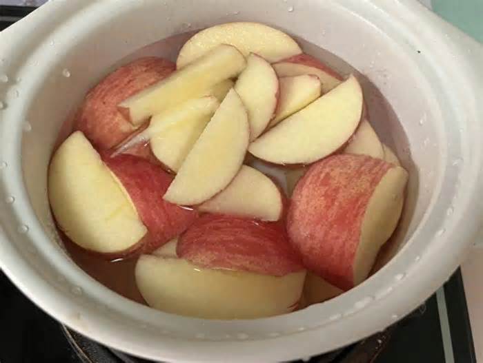 把苹果放入锅中煮沸，原来效果这么大，皮肤好了，睡眠也更好了！